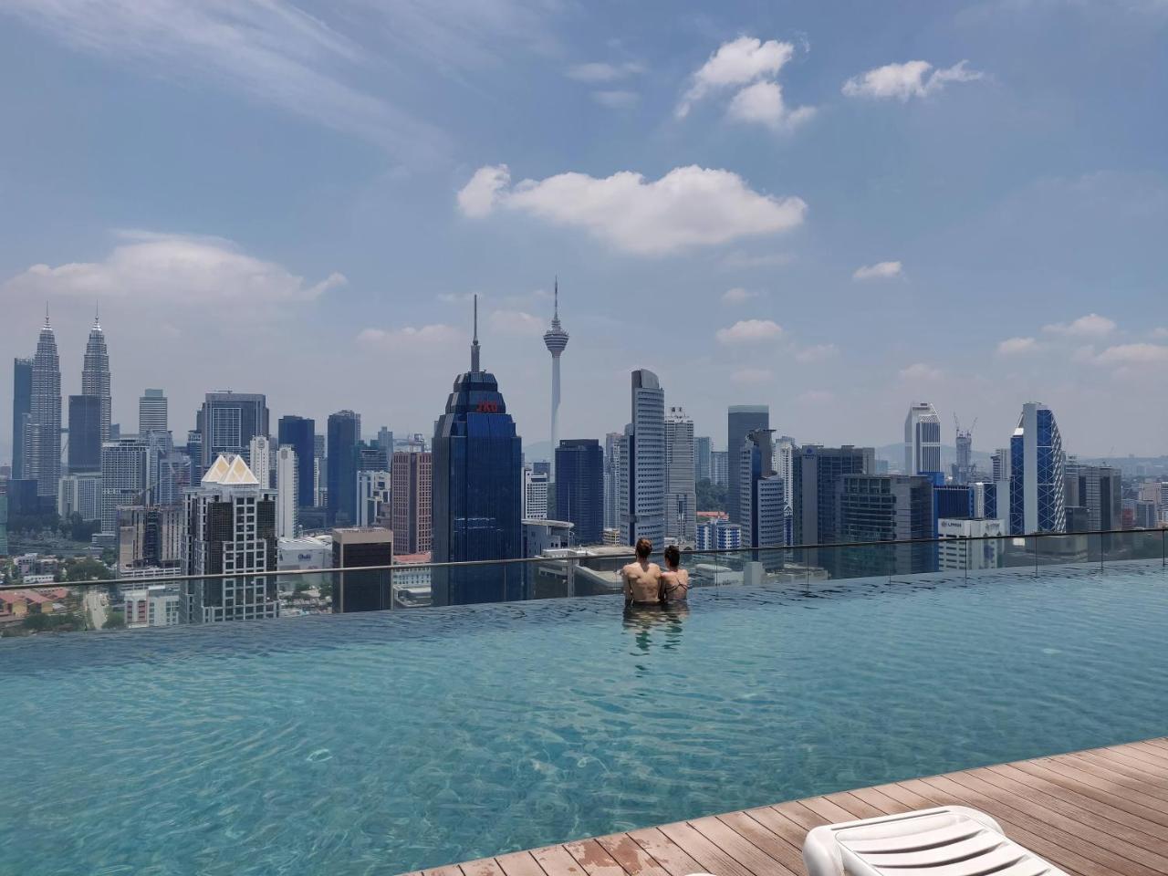 Skybed Over The Sky Hostel @Regalia Suites & Residences Kl 吉隆坡 外观 照片